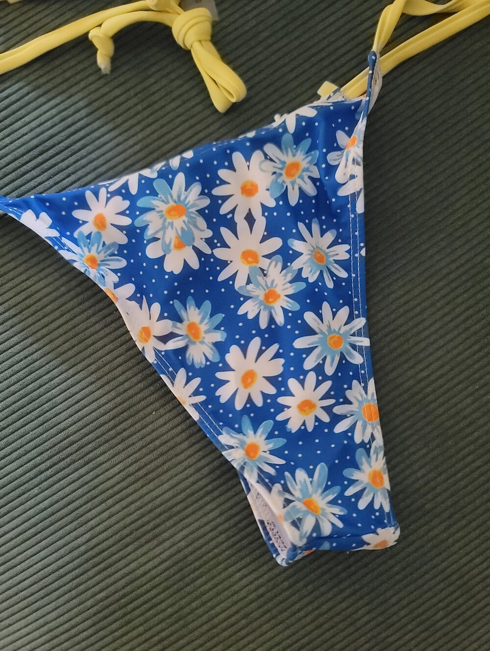Retro Style Daisy Ruffle Bikini Set Size Small - Picture 6 of 9